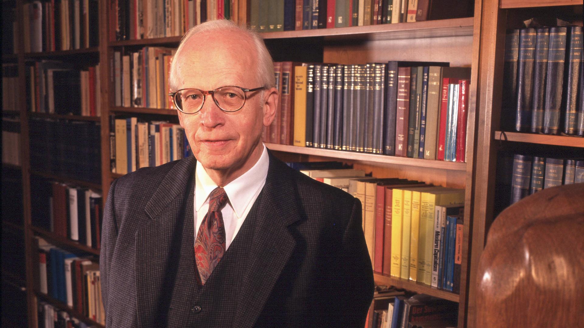 Der Historiker Ernst Nolte in einer Aufnahme aus dem Jahr 1998 vor einer gediegenen Bücherwand.
