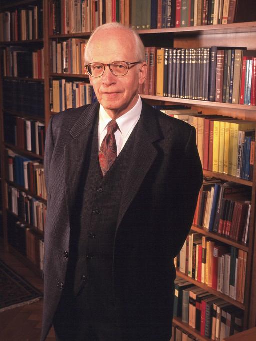 Der Historiker Ernst Nolte in einer Aufnahme aus dem Jahr 1998 vor einer gediegenen Bücherwand.