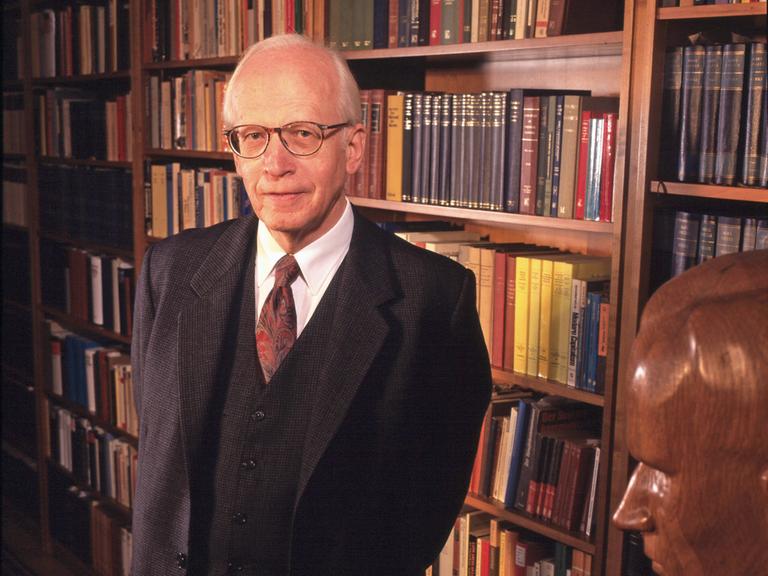 Der Historiker Ernst Nolte in einer Aufnahme aus dem Jahr 1998 vor einer gediegenen Bücherwand.