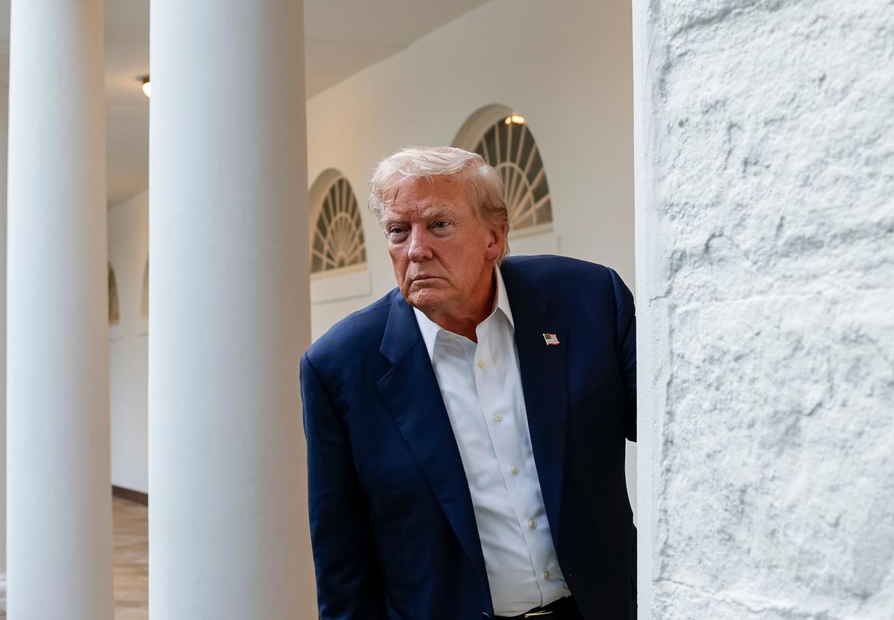 US-Präsident Donald Trump steht zwischen weißen Säulen des Weißen Haus. US-Präsident Donald Trump steht zwischen weißen Säulen des Weißen Haus.