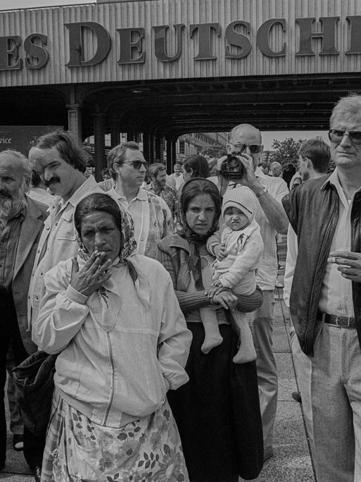 Deutsche Sinti und Roma 1990 am Berliner Alexanderplatz Deutsche Sinti und Roma 1990 am Berliner Alexanderplatz