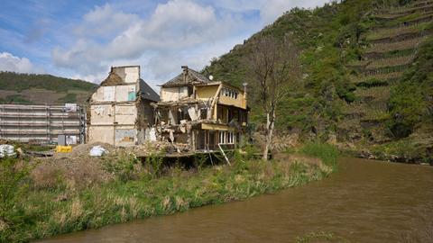 Ein abbruchreifes Haus, das durch die Flutkatastrophe zerstört wurde, steht noch immer am Ufer der Ahr. Im Juli 2021 hatte die Flutkatastrophe gewaltige Schäden hinterlassen, 135 Menschen kamen entlang der Ahr ums Leben.