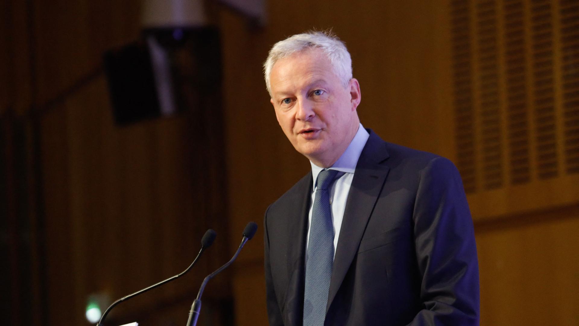 Frankreich, Paris: Der französischze Finanzminister Bruno Le Maire spricht. Vor ihm sind zwei Mikrofone. Frankreich, Paris: Der französischze Finanzminister Bruno Le Maire spricht. Vor ihm sind zwei Mikrofone.