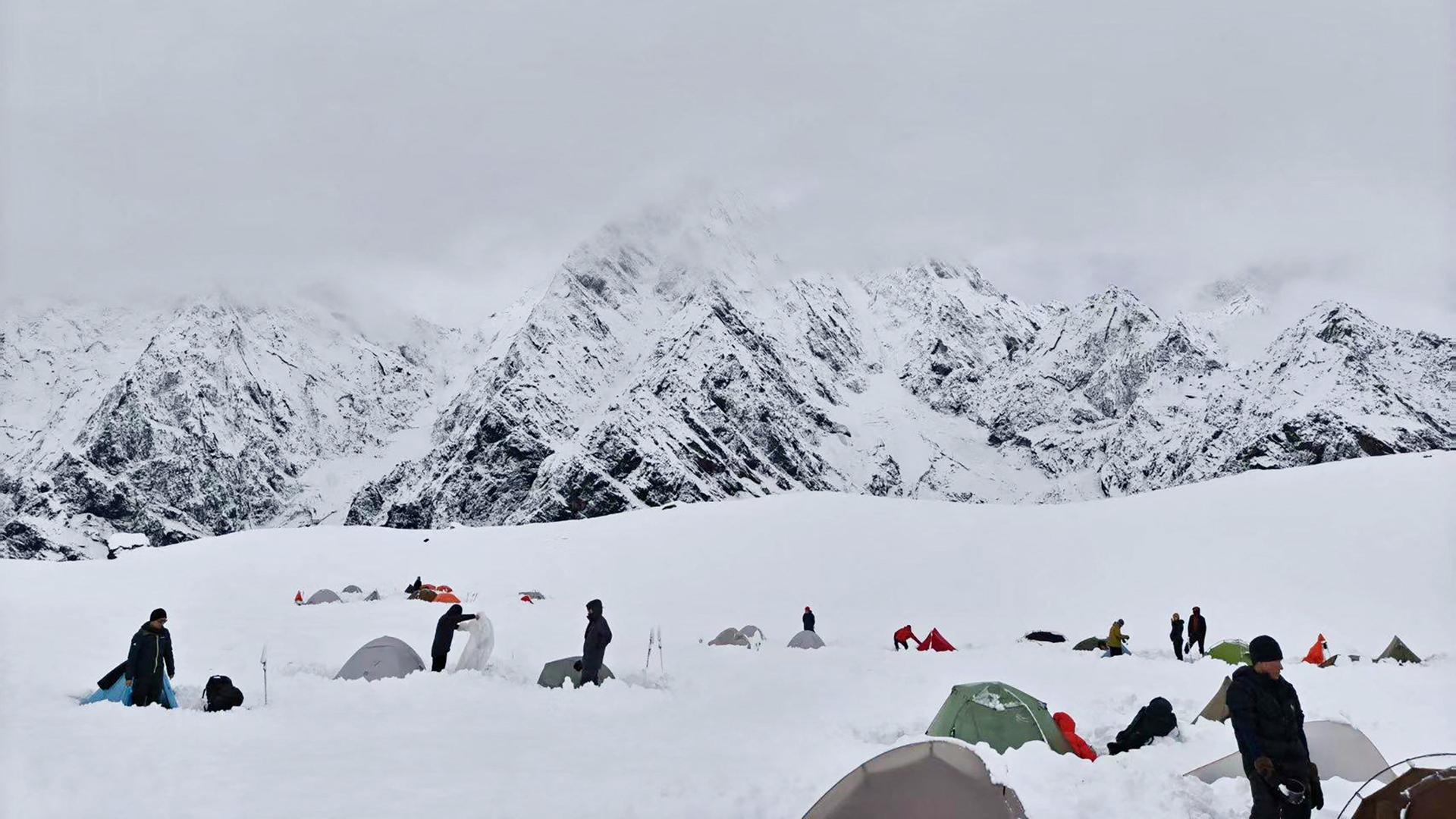 Dieses Foto, zeigt Wanderer im tiefen Schnee in der Nähe von dem Mount Everest. Dieses Foto, zeigt Wanderer im tiefen Schnee in der Nähe von dem Mount Everest.
