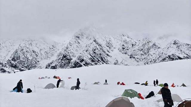 Dieses Foto, zeigt Wanderer im tiefen Schnee in der Nähe von dem Mount Everest. 