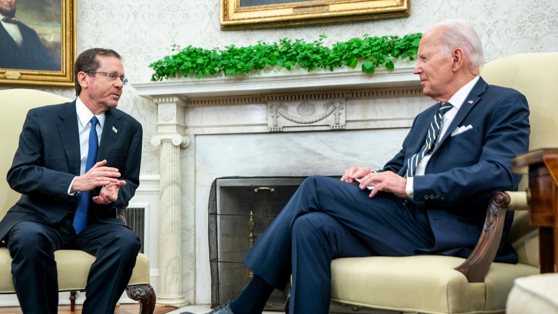 Der israelische Präsident Izchak Herzog (l.) mit US-Präsident Joe Biden im Weißen Haus