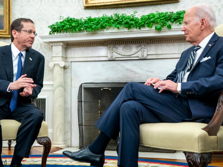 Der israelische Präsident Izchak Herzog (l.) mit US-Präsident Joe Biden im Weißen Haus
