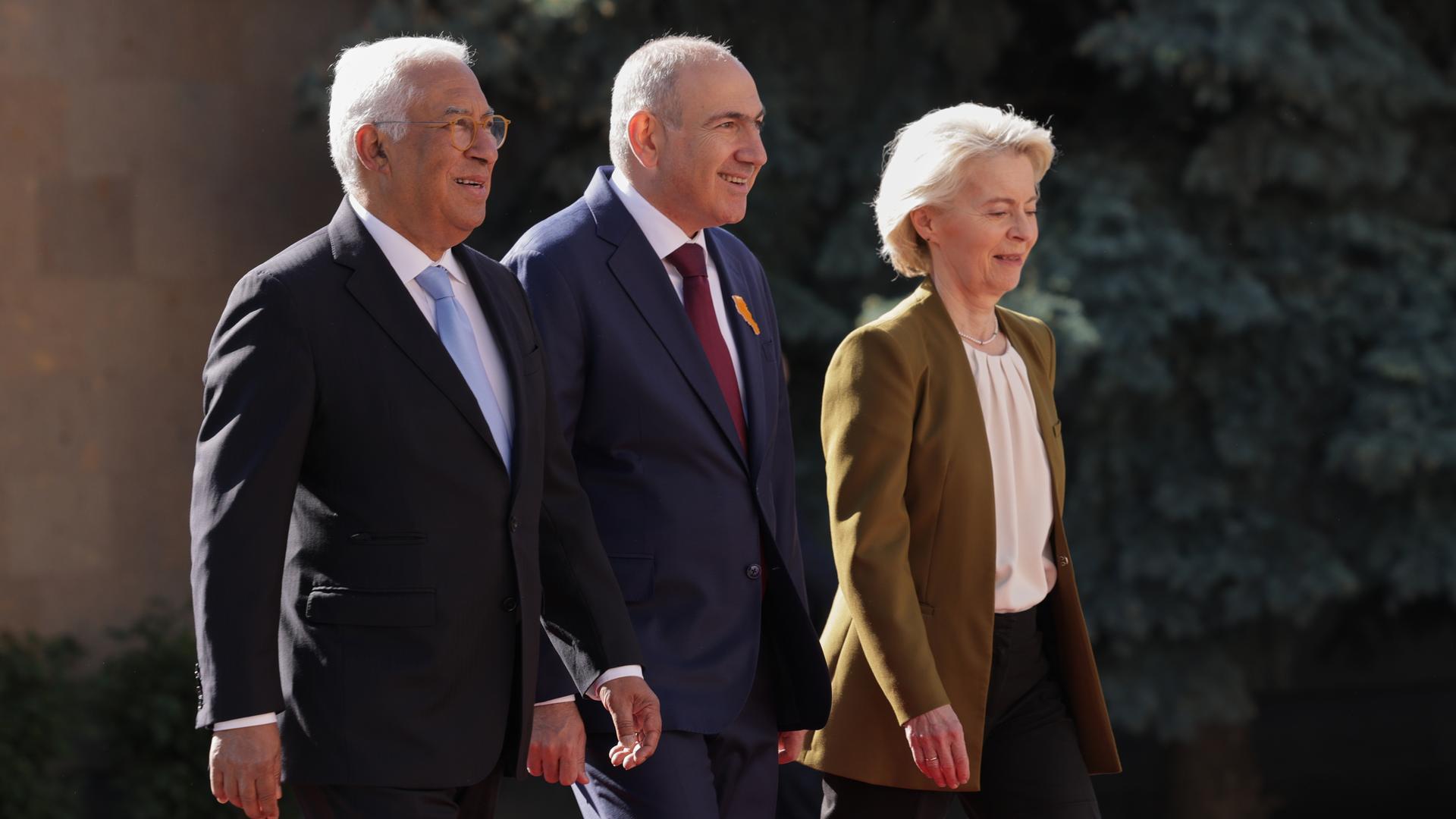 Der Präsident des Europäischen Rates Antonio Costa, der armenische Premierminister Nikol Paschinjan und die Präsidentin der Europäischen Kommission Ursula von der Leyen beim EU-Armenien-Gipfel. 