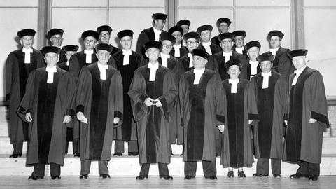 Richter und Richterin bei der offiziellen Eröffnung des Bundesverfassungsgerichts am 28. September 1951 im Badischen Staatstheater in Karlsruhe: Egon Schunck (erste Reihe v. l.), Kurt Zweigert, Hermann Höpker Aschoff, Rudolf Katz, Erna Scheffler, Ernst Friesenhahn, Gerhard Heiland. Zweite Reihe v. l.: Georg Fröhlich, Willi Geiger, Erwin Stein, Conrad Roediger, Walter Klaas, Claus Leusser, Anton Alfred Henneka. Dritte Reihe v. l.: Theodor Ritterspach, Joachim Lehmann (verdeckt), Julius Federer, Franz Wessel, Martin Draht, Bernhard Wolff, Herbert Scholtissek. Vierte Reihe v. l.: Gerhard Leibholz, Konrad Zweigert, Hans Rupp.