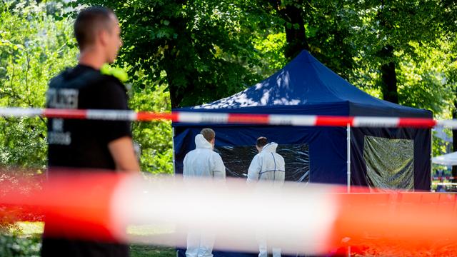 Beamte der Spurensicherung stehen an einem Faltpavillon am Tatort im Kleinen Tiergarten in Berlin. Am 23.8.2019 wurde hier ein tschetschenischstämmiger Georgier erschossen. Beamte der Spurensicherung stehen an einem Faltpavillon am Tatort im Kleinen Tiergarten in Berlin. Am 23.8.2019 wurde hier ein tschetschenischstämmiger Georgier erschossen.