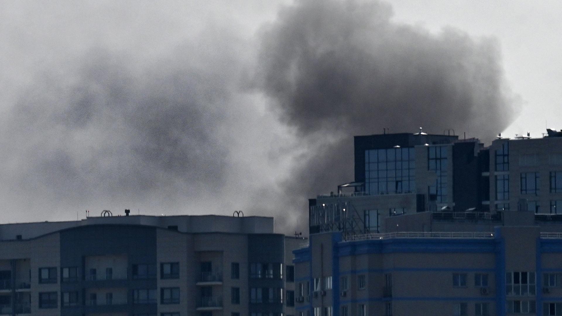 Rauch steigt über einem Gebäude in Kiew auf, das bei einem russischen Drohnenangriff getroffen wurde. 