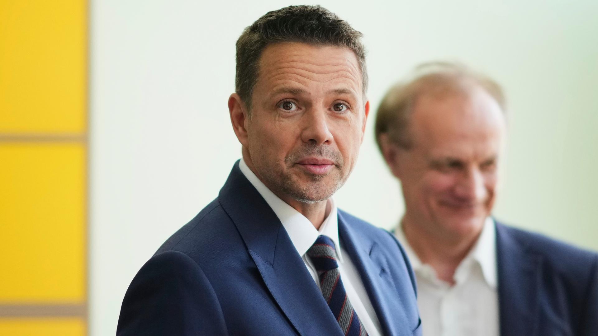 Polnischer Präsidentschaftskandidat Rafal Trzaskowski bei der Stimmabgabe