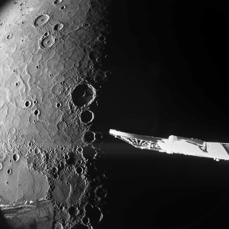 Das Bild zeigt eine Schwarz-Weiß-Aufnahme des Merkur. Es sind Krater und Gebirge zu erkennen.