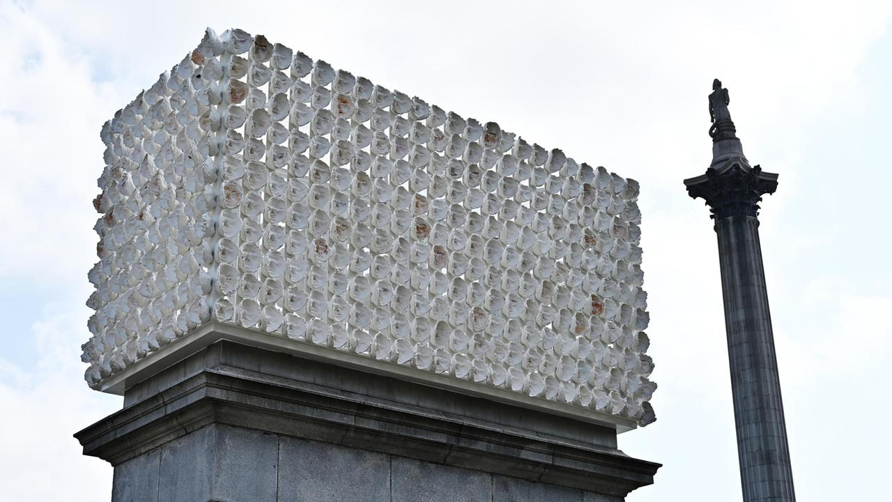 In Gedenken an eine ermordete Transfrau schuf Teresa Margolles das Werk „Mil Veces un Instante (A Thousand Times in an Instant)“, das nun den vierten Sockel des Trafalgar Square schmückt.