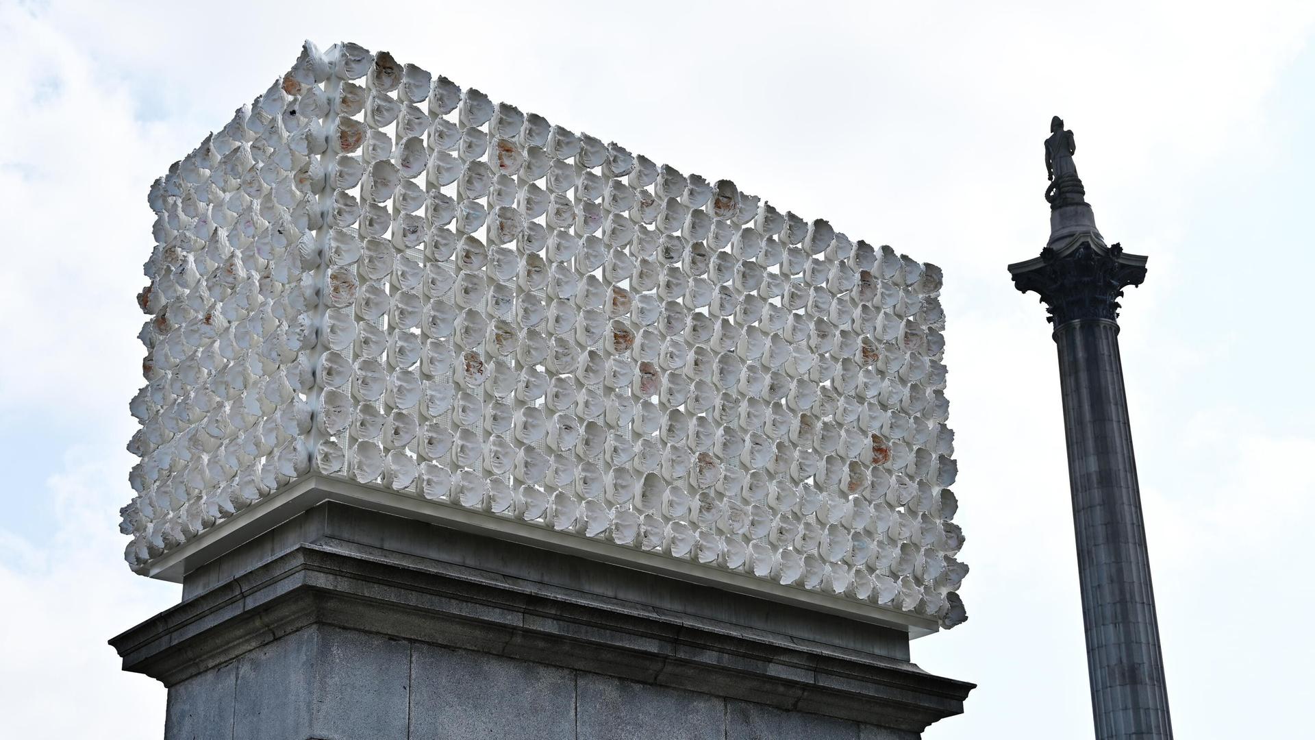 In Gedenken an eine ermordete Transfrau schuf Teresa Margolles das Werk „Mil Veces un Instante (A Thousand Times in an Instant)“, das nun den vierten Sockel des Trafalgar Square schmückt. In Gedenken an eine ermordete Transfrau schuf Teresa Margolles das Werk „Mil Veces un Instante (A Thousand Times in an Instant)“, das nun den vierten Sockel des Trafalgar Square schmückt.