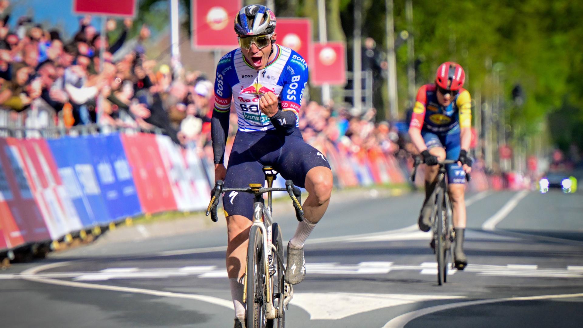 Der Belgier Remco Evenepoel jubelt über seinen Sieg beim Amstel Gold Race. 