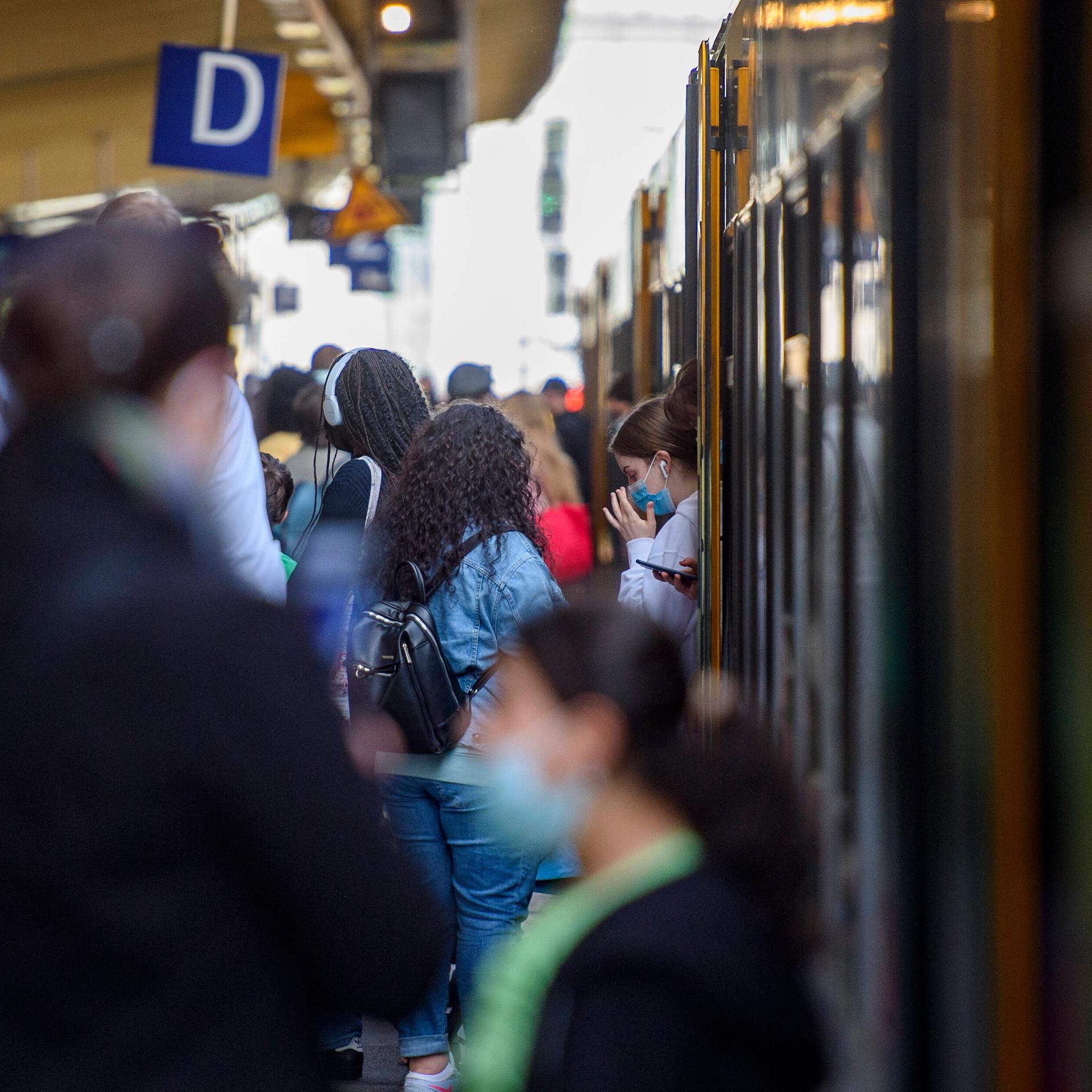Bauarbeiten - Sanierungen der Bahnstrecken Köln-Hagen und Nürnberg-Regensburg beginnen - Staatssekretär Lange: Weitere Sperrungen nötig