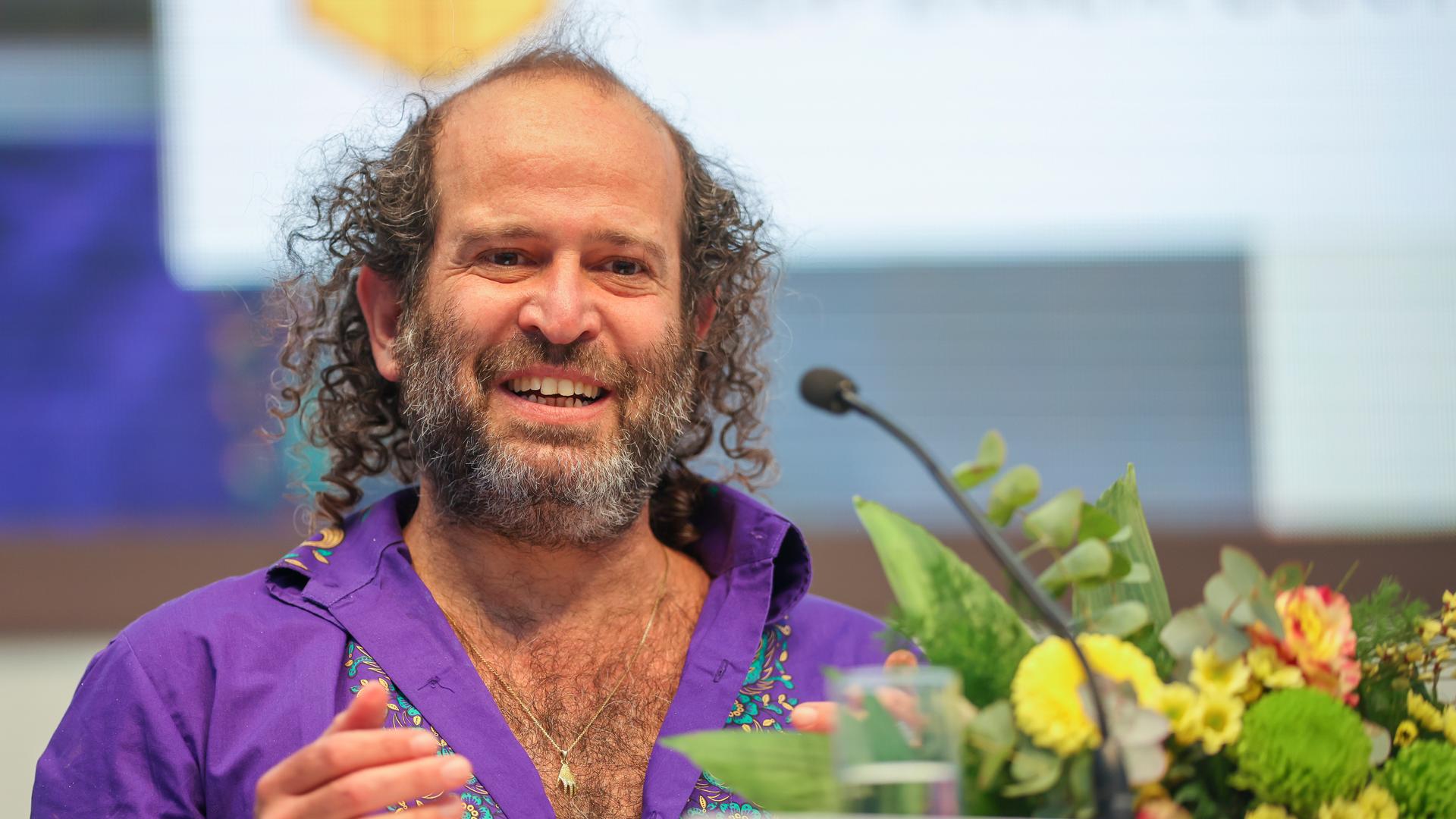 Der israelische Autor Tomer Gardi gewinnt den Preis der Leipziger Buchmesse und bedankt sich am Rednerpult. Sein Buch "Eine runde Sache" hat in der Kategorie "Belletristik" gewonnen. Der israelische Autor Tomer Gardi gewinnt den Preis der Leipziger Buchmesse und bedankt sich am Rednerpult. Sein Buch "Eine runde Sache" hat in der Kategorie "Belletristik" gewonnen.