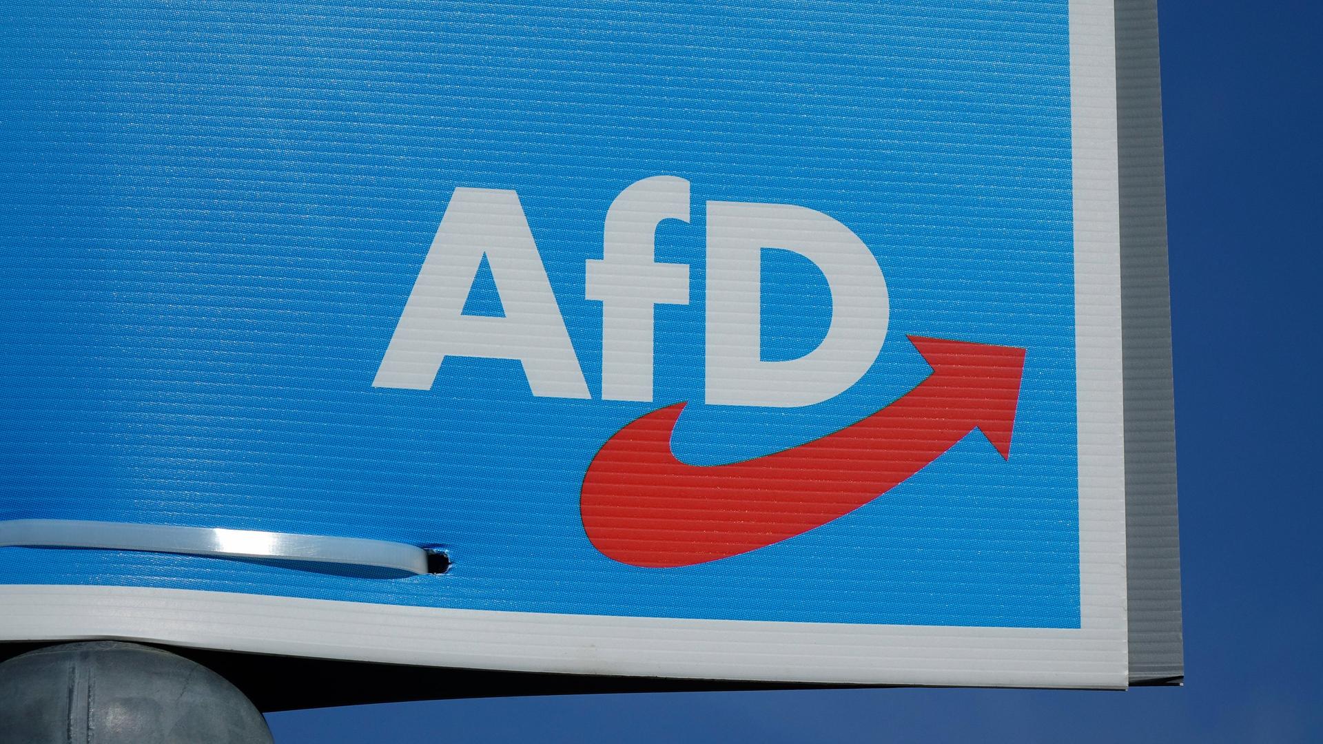 Auf einem Wahlplakat steht groß AfD.