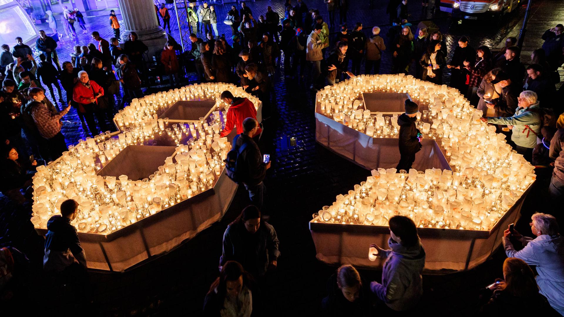 Lichtfest in Leipzig am 09.10.2023: Aus Kerzen wird die Zahl 89 geformt. Lichtfest in Leipzig am 09.10.2023: Aus Kerzen wird die Zahl 89 geformt.