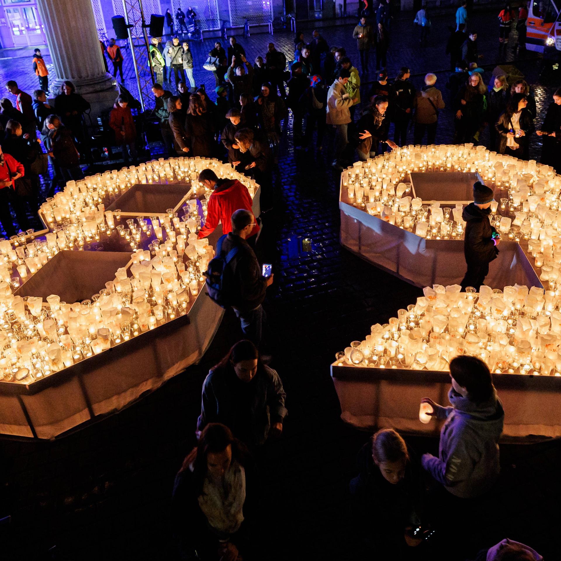 Lichtfest in Leipzig am 09.10.2023: Aus Kerzen wird die Zahl 89 geformt.