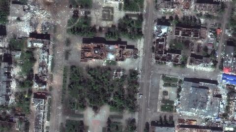 Luftbild der zerstörten Stadt Bachmut, aufgenommen am 15.5.2023. In der Mitte das Theater der Stadt