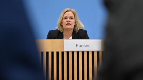 Berlin: Nancy Faeser (SPD), Bundesministerin des Innern und Heimat, spricht bei der Vorstellung der Polizeilichen Kriminalstatistik 2023 (PKS).
