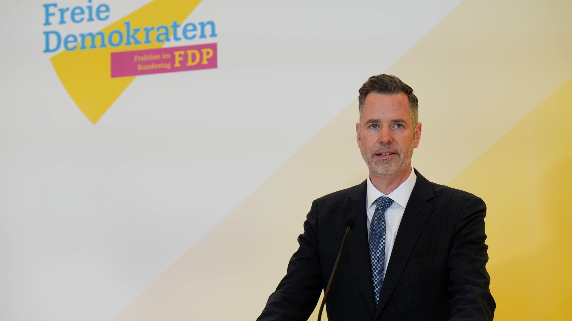 Christian Dürr, Bundesvorsitzender der FPD, gibt ein Statement ab, im Hintergrund das Parteilogo Christian Dürr, Bundesvorsitzender der FPD, gibt ein Statement ab, im Hintergrund das Parteilogo