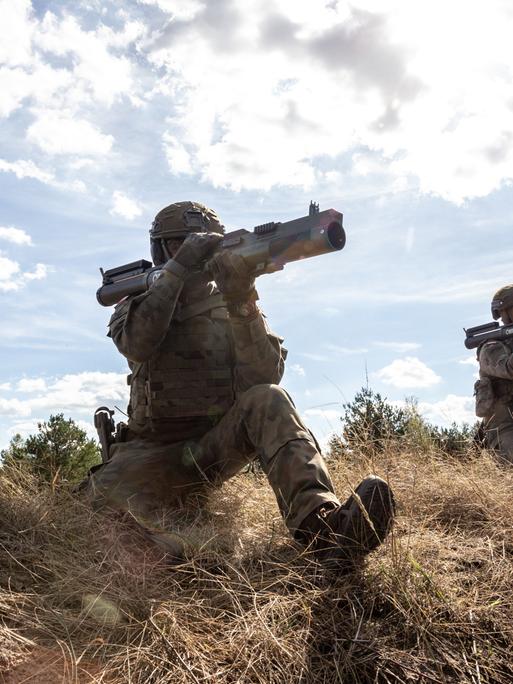 Zwei polnische Soldaten in Tarnkleidung trainieren unter freiem Himmel auf einem Feld am 18.09.2025 bei einer Militärübung mit Panzerabwehrwaffen. 