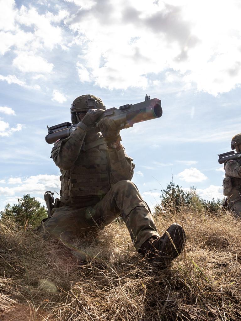 Zwei polnische Soldaten in Tarnkleidung trainieren unter freiem Himmel auf einem Feld am 18.09.2025 bei einer Militärübung mit Panzerabwehrwaffen. 