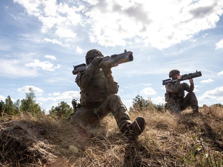 Zwei polnische Soldaten in Tarnkleidung trainieren unter freiem Himmel auf einem Feld am 18.09.2025 bei einer Militärübung mit Panzerabwehrwaffen. 