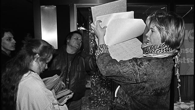 Am Abend des 15. Januar 1990 dringen die Teilnehmer einer Demonstration, auf der die Auflösung des Ministeriums fuer Staatssicherheit der DDR gefordert wird, in den Gebäudekomplex ein. Eine Frau hält Papiere in der Hand. 