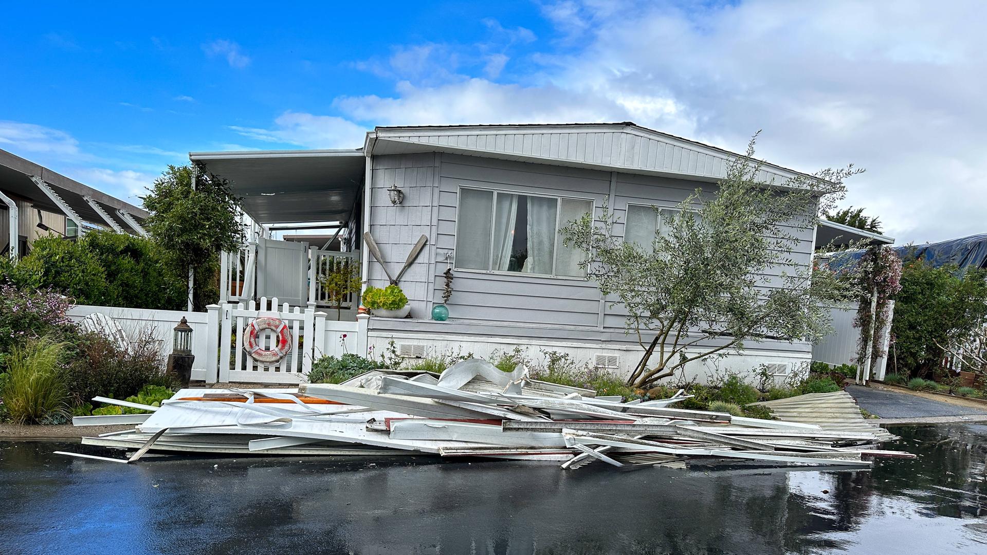 Ein Haus in Kalifornien nach einem Tornado. 