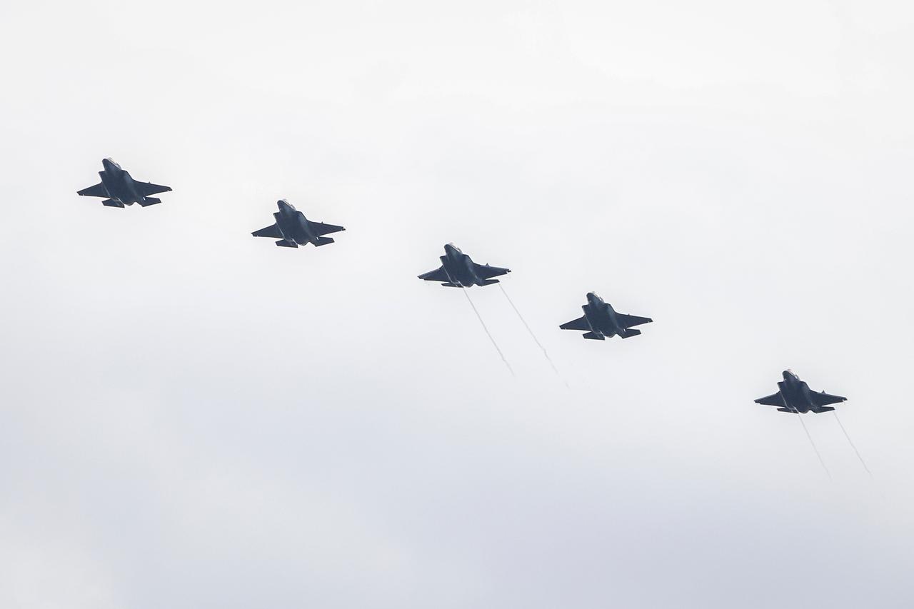 Fünf US-Kampfflugzeuge fliegen hintereinander.