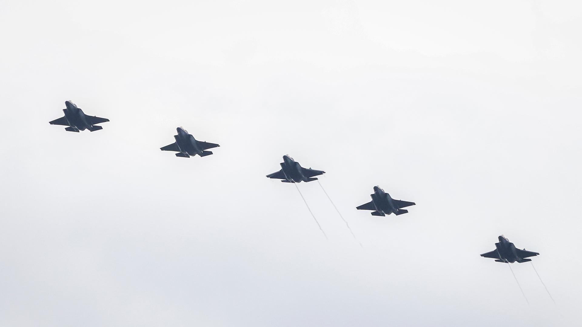 Fünf Kampfflugzeuge vom Typ Lockheed Martin F-35B der US-Marines fliegen hintereinander. Fünf Kampfflugzeuge vom Typ Lockheed Martin F-35B der US-Marines fliegen hintereinander.