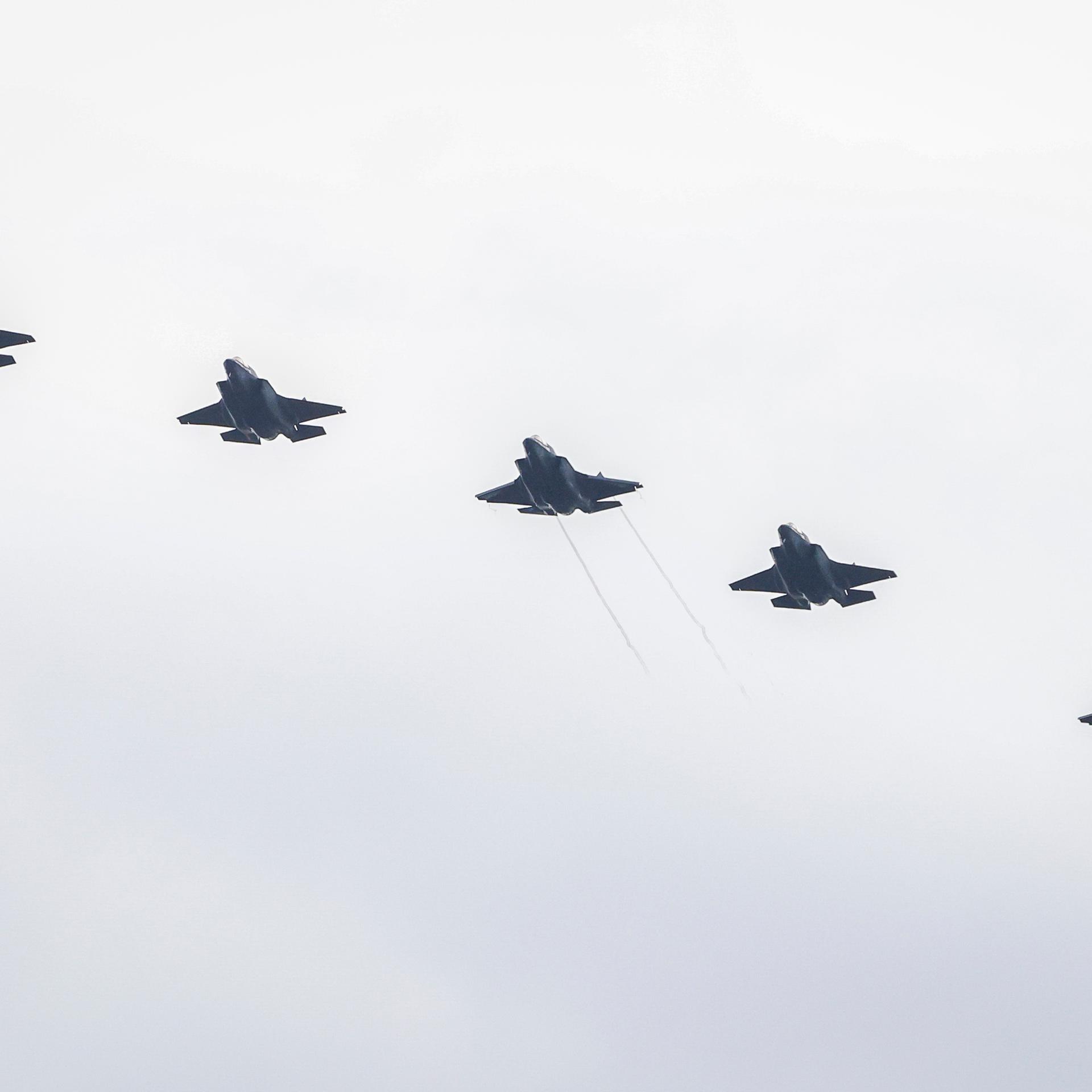 Fünf Kampfflugzeuge vom Typ Lockheed Martin F-35B der US-Marines fliegen hintereinander.