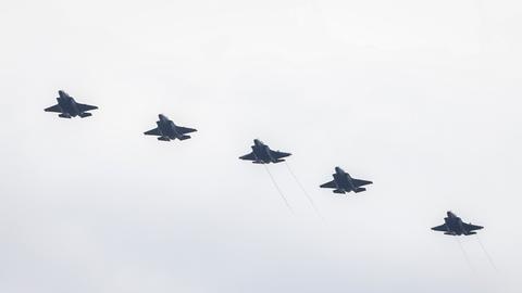 Fünf Kampfflugzeuge vom Typ Lockheed Martin F-35B der US-Marines fliegen hintereinander.