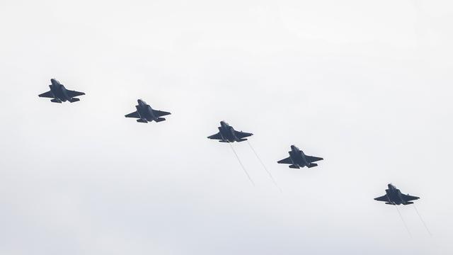 Fünf US-Kampfflugzeuge fliegen hintereinander.