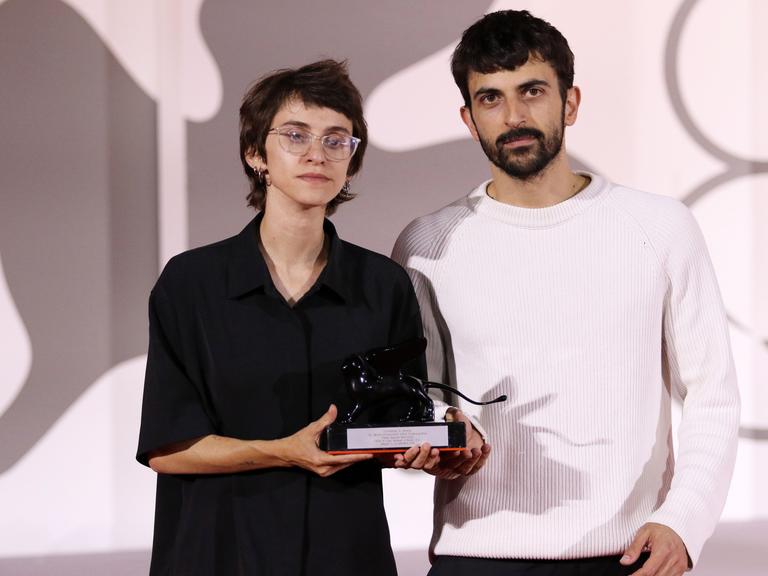 Rachel Szor und Yuval Abraham wurden im Rahmen der 83. Internationalen Filmfestspiele von Venedig 2026 mit dem Sonderpreis der Jury für „Naza” ausgezeichnet. Rachel Szor und Yuval Abraham wurden im Rahmen der 83. Internationalen Filmfestspiele von Venedig 2026 mit dem Sonderpreis der Jury für „Naza” ausgezeichnet.