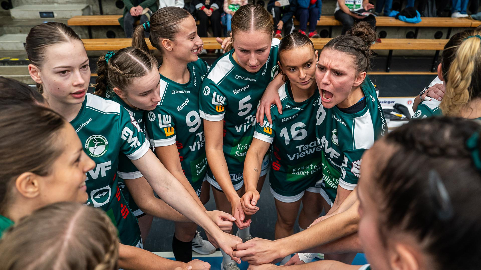 Die Frauen von Frisch Auf Göppingen pushen sich im Spiel gegen Borussia Dortmund.