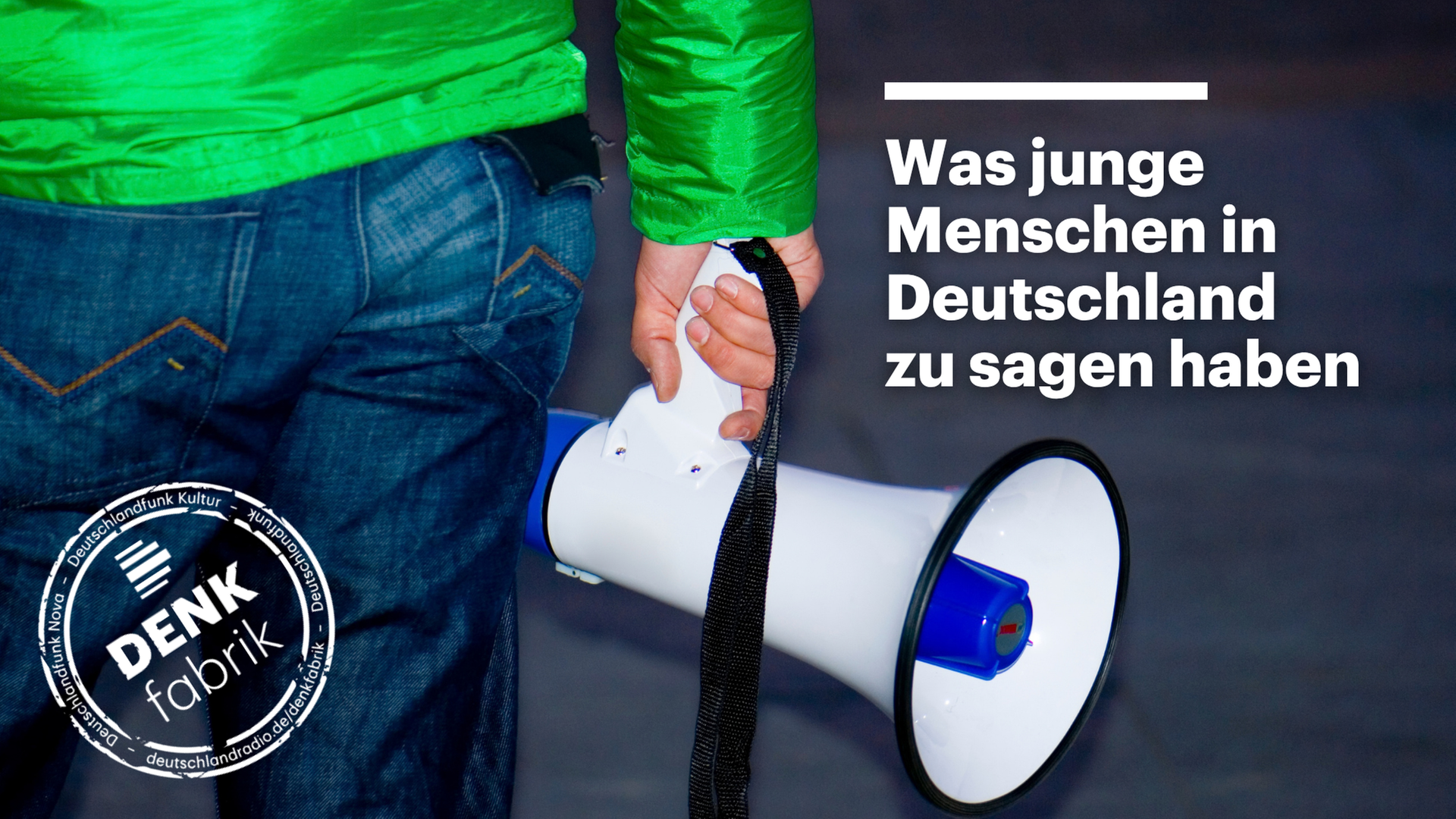 Ein junger Mensch ist von hinten zu sehen, in der Hand ein Megafon. Ein junger Mensch ist von hinten zu sehen, in der Hand ein Megafon.
