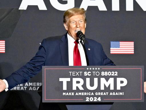 Der Ex-US-Präsident Donald Trump bei einer Rede für eine weitere Präsidentschaftskandidatur in Charleston, South Carolina (am 14.2.2024).