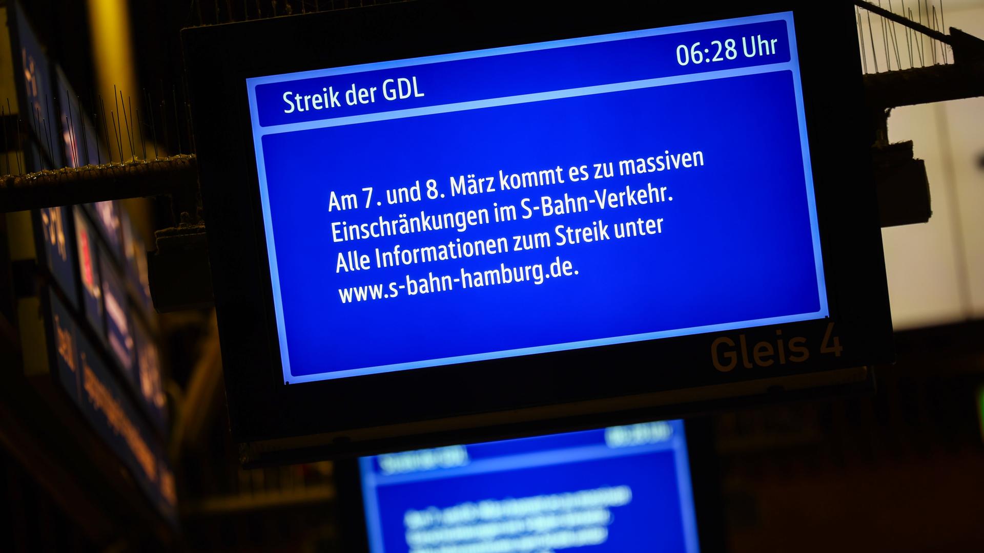 Hamburg: Auf elektronischen Anzeigetafeln im Hauptbahnhof sind Informationen zum Bahnstreik zu sehen.