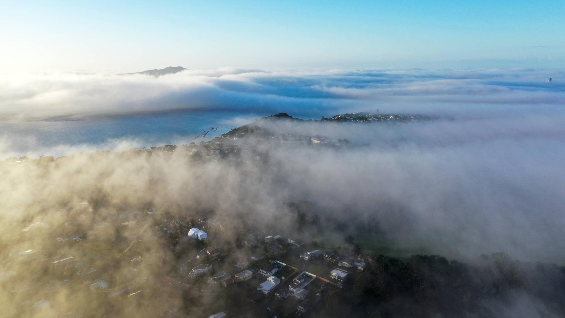 Auckland aus der Luft gesehen und von vielen Wolken bedeckt. Auckland aus der Luft gesehen und von vielen Wolken bedeckt.