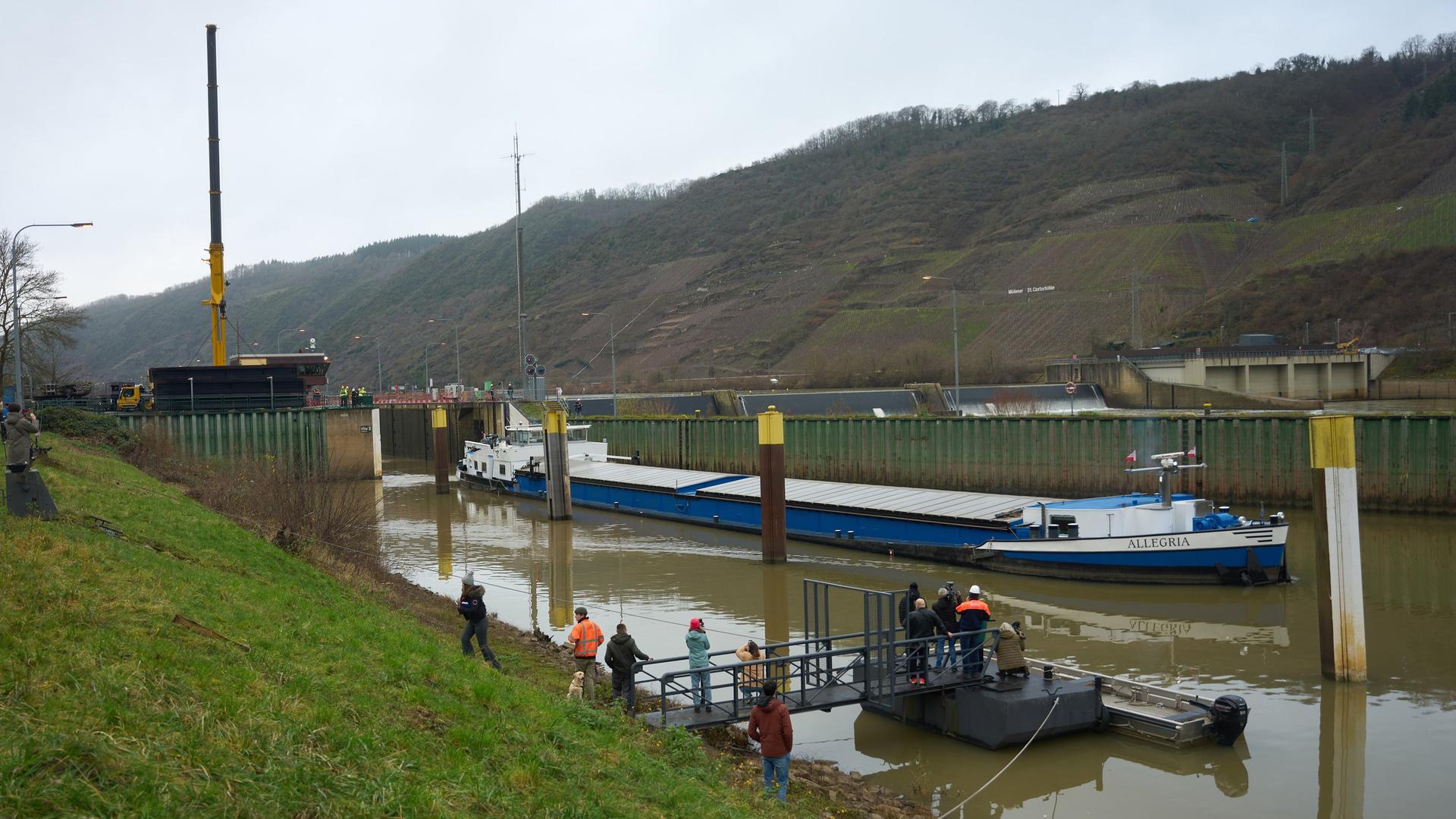 Das Motorschiff "Allegria" fährt als erstes Schiff nach der Notschleusung aus der Schleuse Müden. 