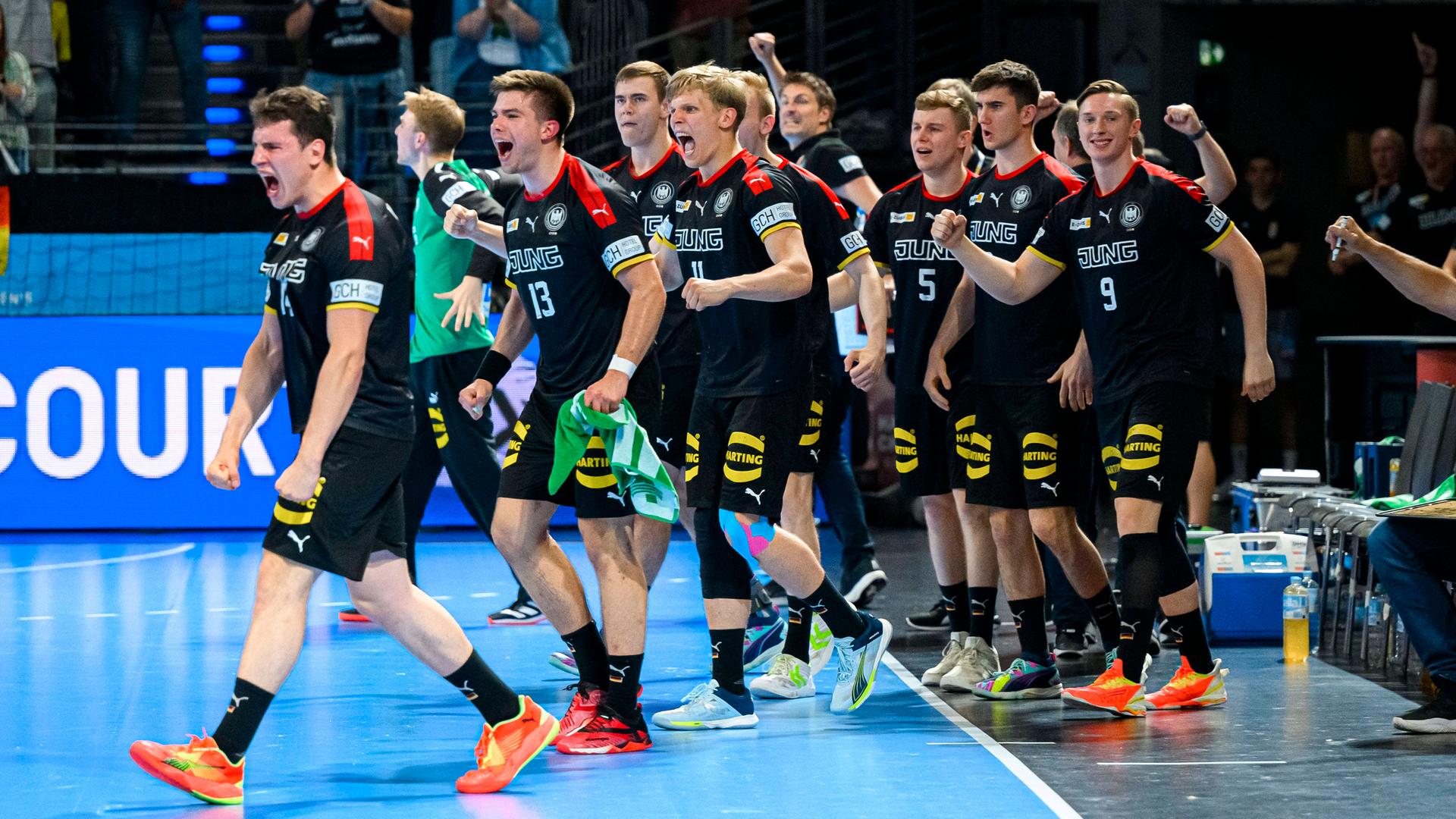 Spieler der deutschen U21-Nationalmannschaft im Handball jubeln.