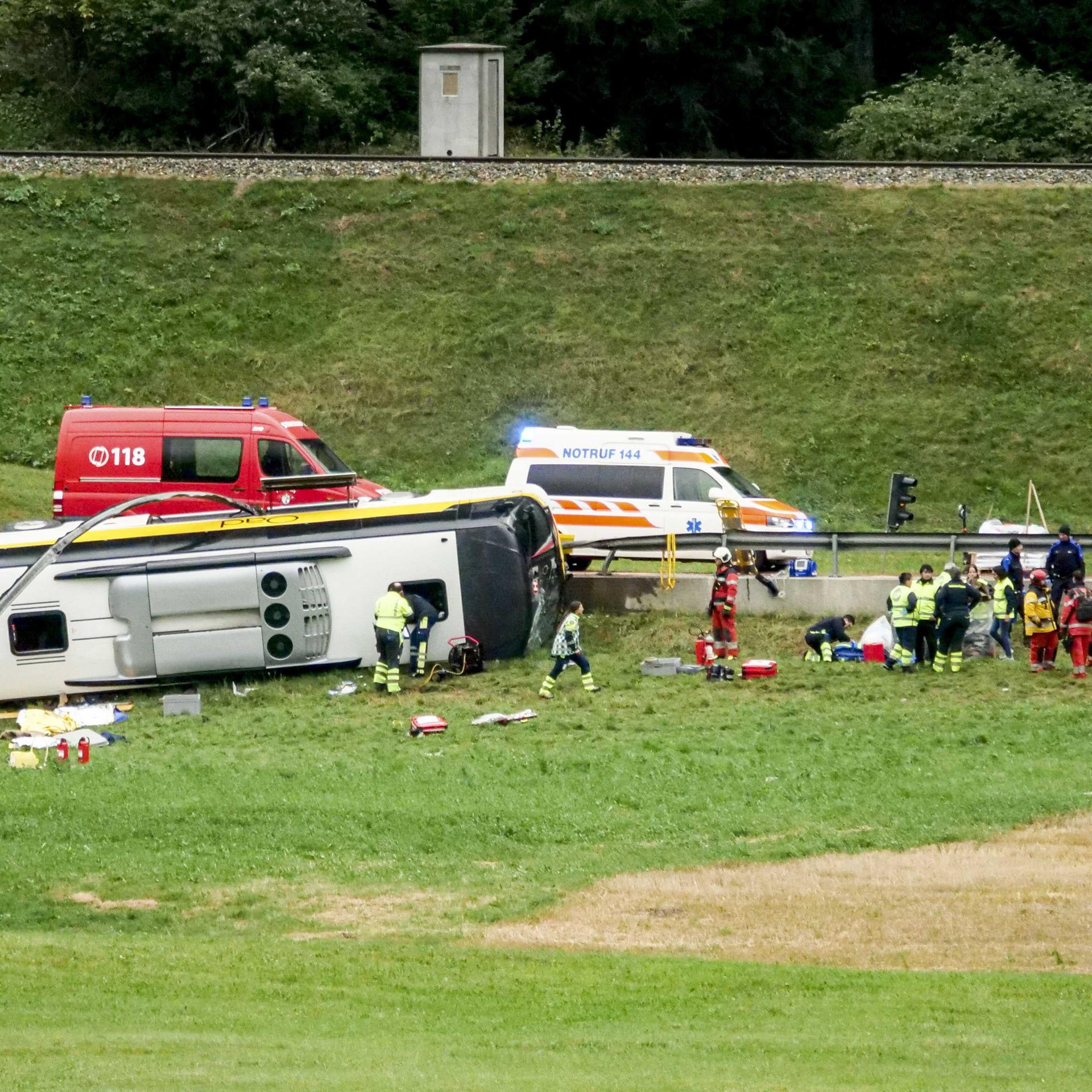 Tote und Verletzte bei Busunfall mit niederländischen Staatsangehörigen in der Schweiz