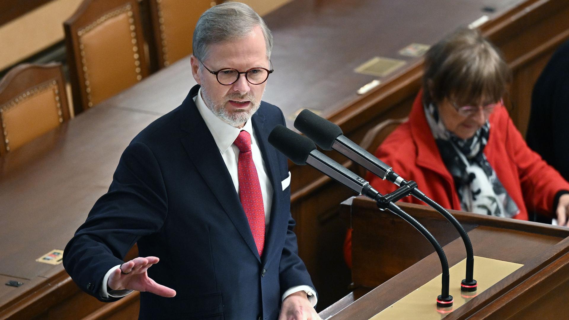 Prag: Petr Fiala, Ministerpräsident von Tschechien, spricht während einer Sitzung im Parlament, die auf Initiative der Oppositionsbewegung ANO zum Misstrauensantrag gegen die Regierung einberufen wurde.