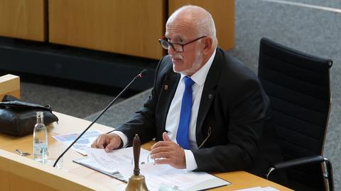 Erfurt: Jürgen Treutler (AfD), Alterspräsident des Landtags, spricht während der konstituierenden Sitzung des Thüringer Landtags. 
