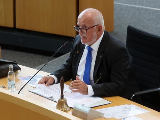 Erfurt: Jürgen Treutler (AfD), Alterspräsident des Landtags, spricht während der konstituierenden Sitzung des Thüringer Landtags. 